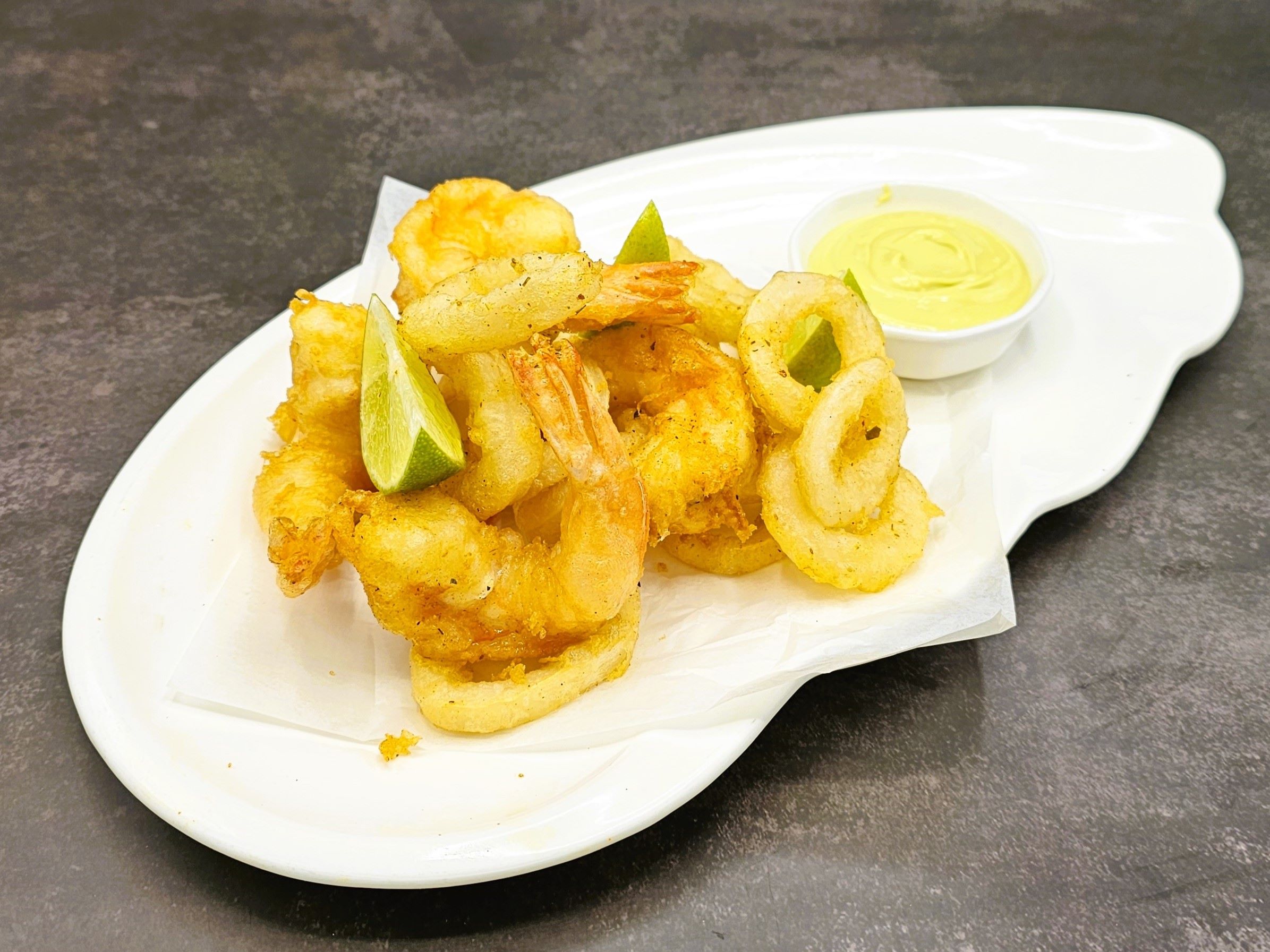 Жареные креветки и кальмары с базиликовым айоли