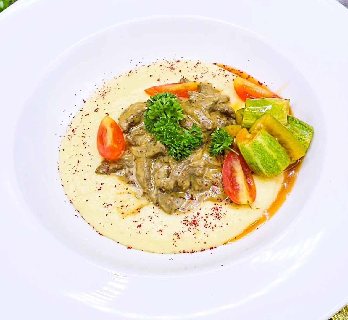 Бефстроганов с мятым картофелем дижонской горчицей, огурцами, сливками и томатами черри