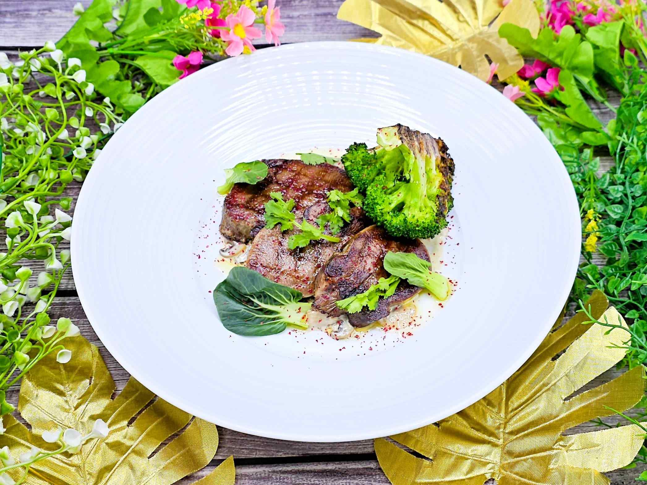 Язык говяжий на гриле со сливочным соусом и стейком из брокколи