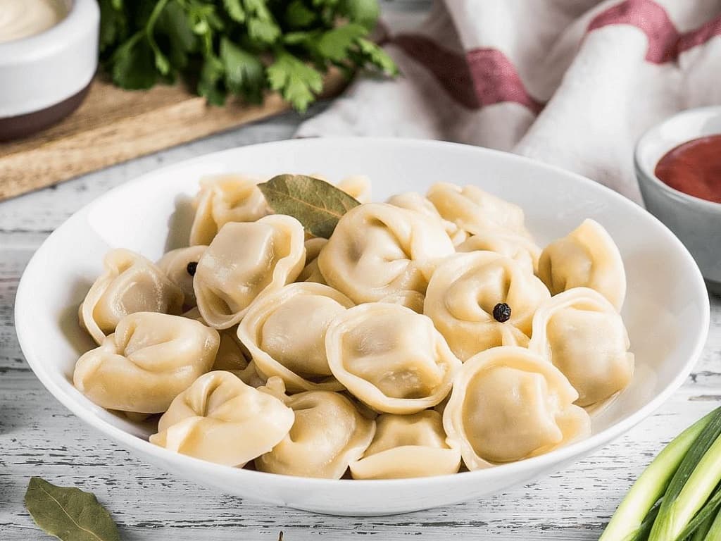 Пельмени с креветками и сырным соусом