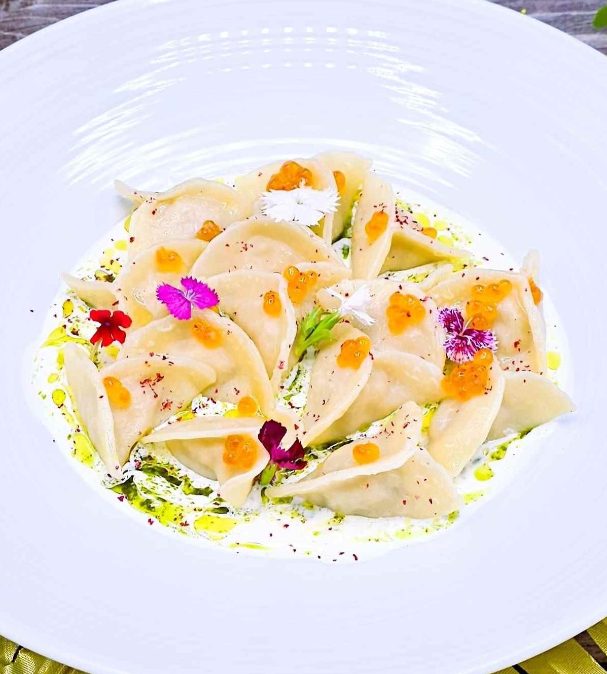 Пельмени с диким лососем и соусом из красной икры