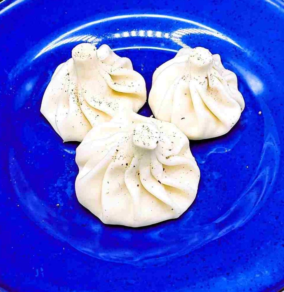 Хинкали с креветками, сыром и томатами 