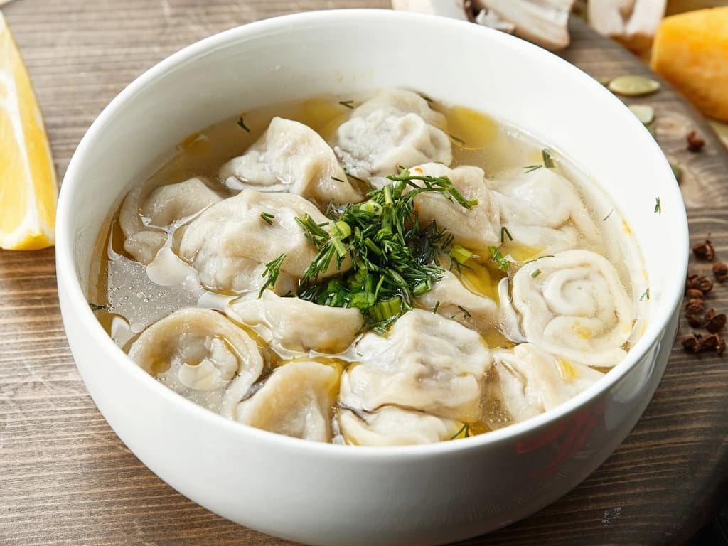 Пельмени уральские в курином бульоне