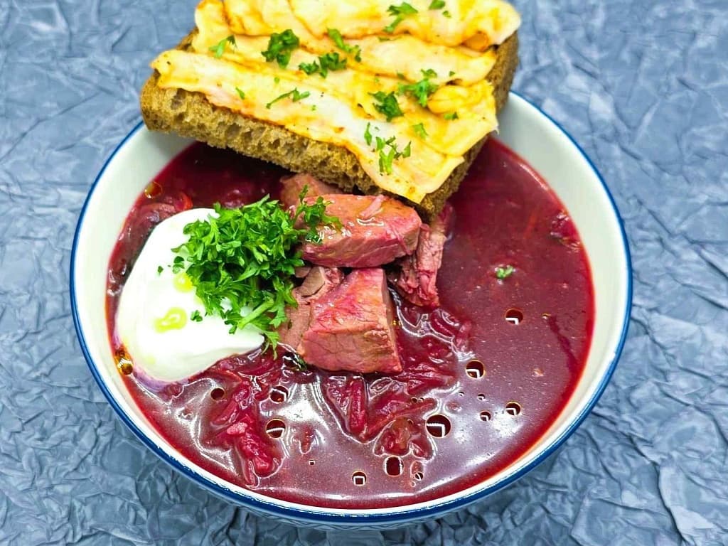 Борщ с говядиной, домашним салом, зеленью, сметаной и хлебом
