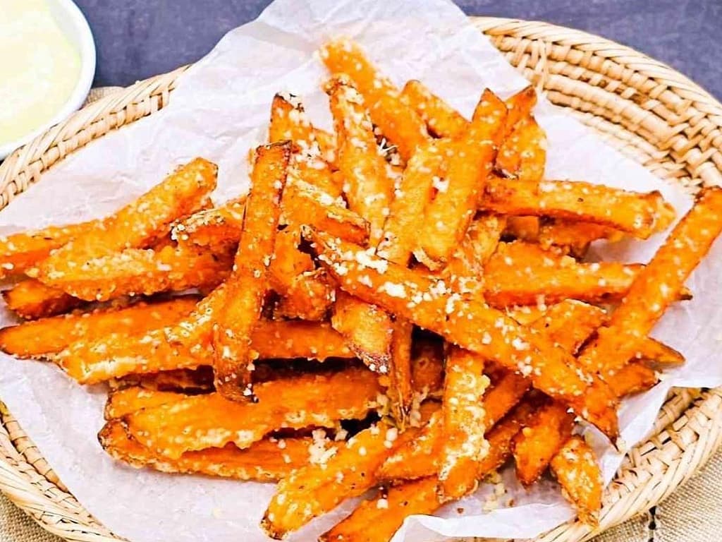 Батат фри с трюфельным маслом и пармезаном