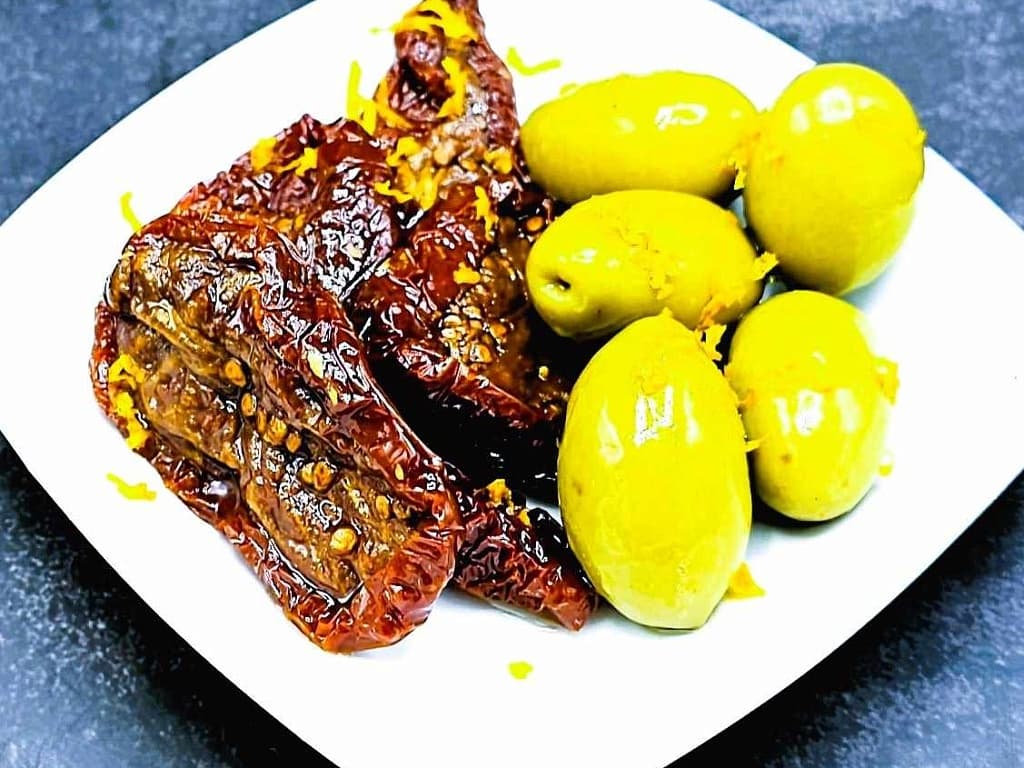 Оливки с вялеными томатами