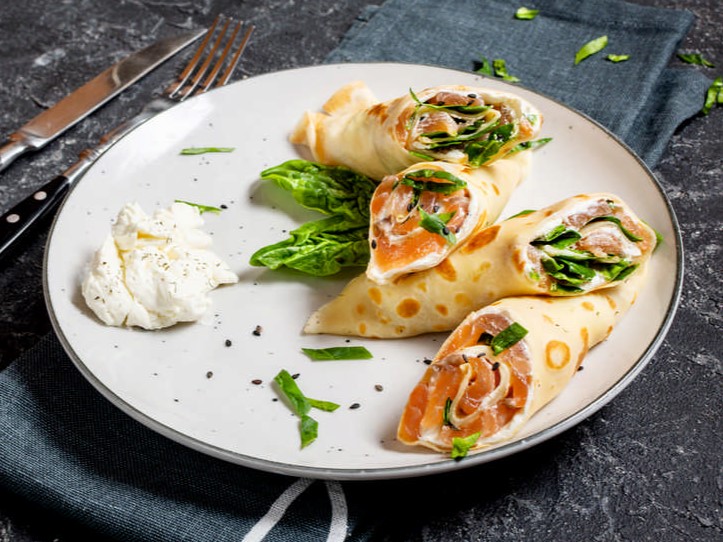 Блины с диким лососем и сыром филадельфия