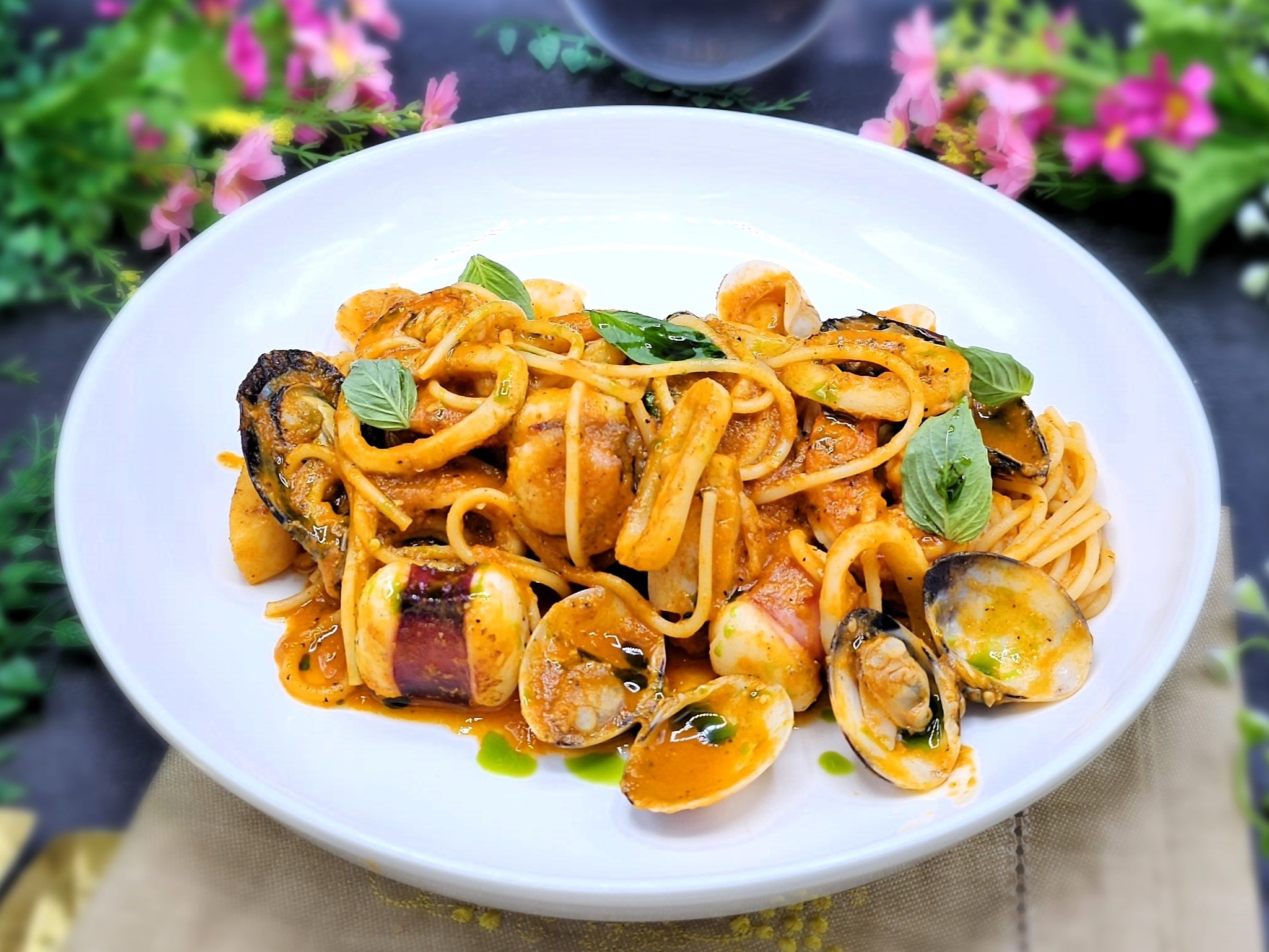 Спагетти с сыром в томатном соусе и базиликовым маслом