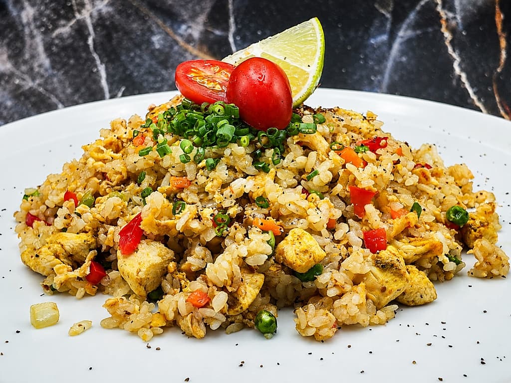 Жареный японский рис с курицей