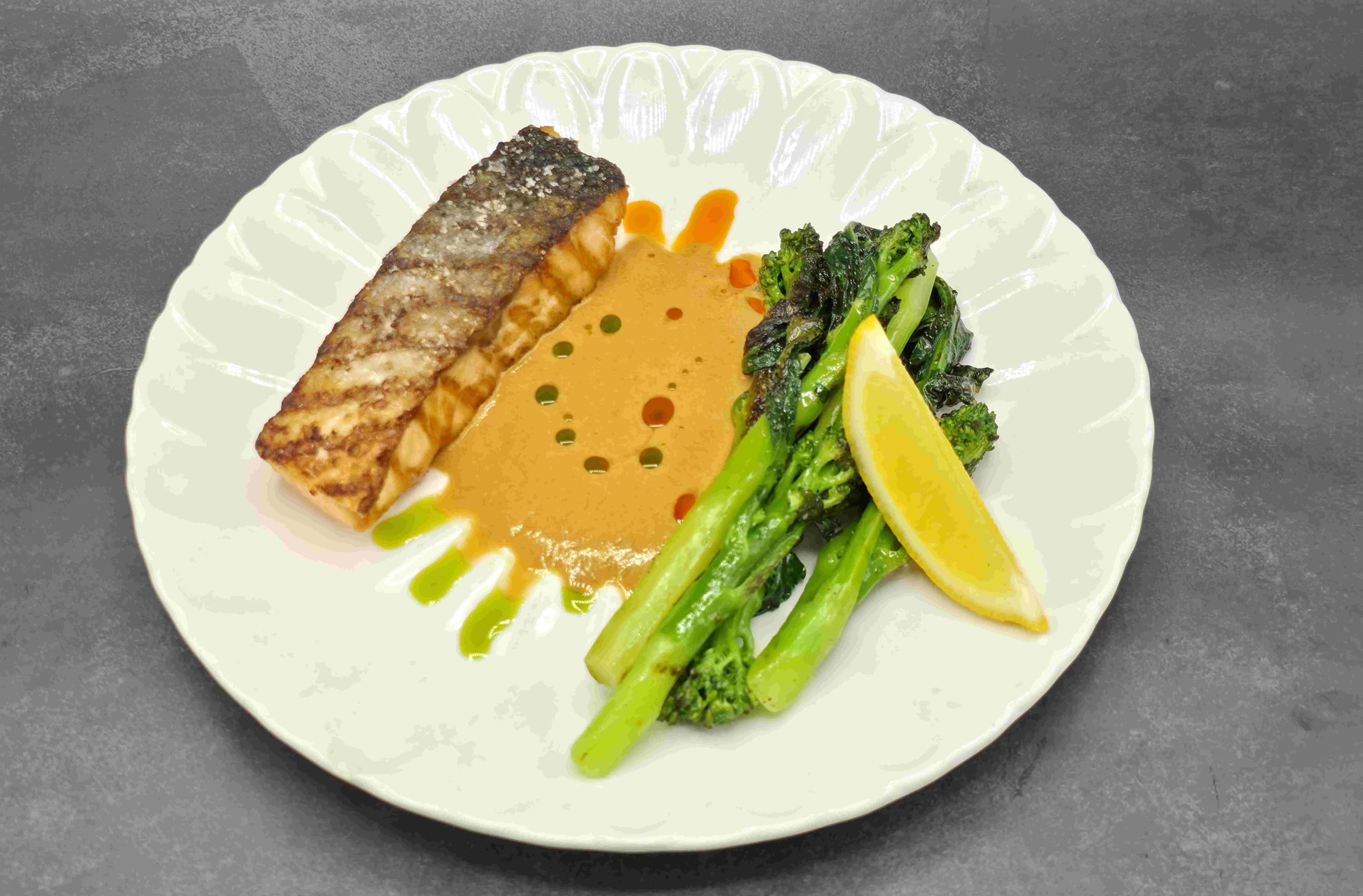 Лосось с мини кейл и соусом биск