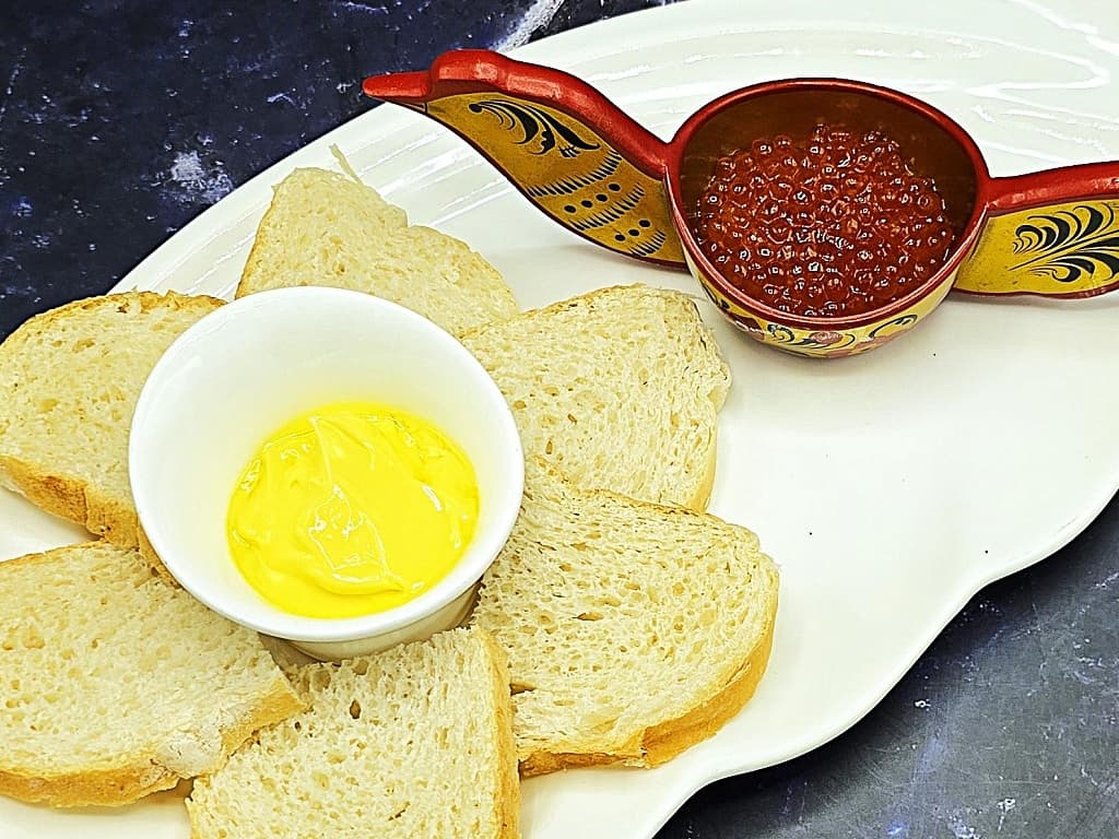 Красная икра с хлебом и взбитым маслом