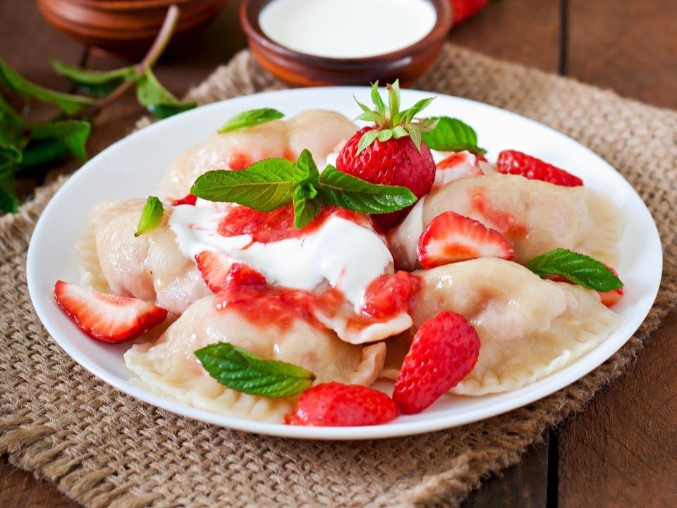 Вареники с клубникой и малиновой карамелью