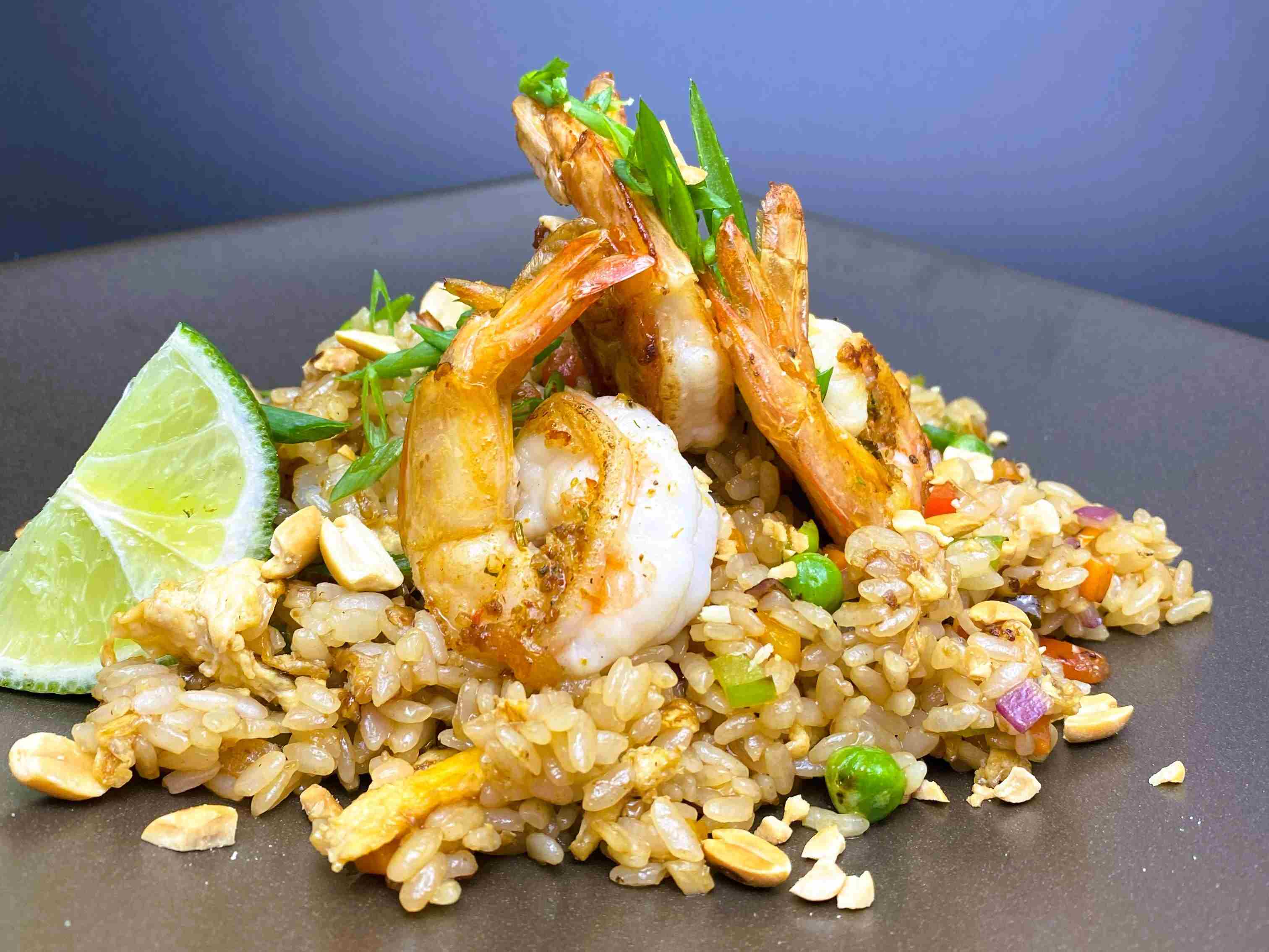 Жареный японский рис с креветками