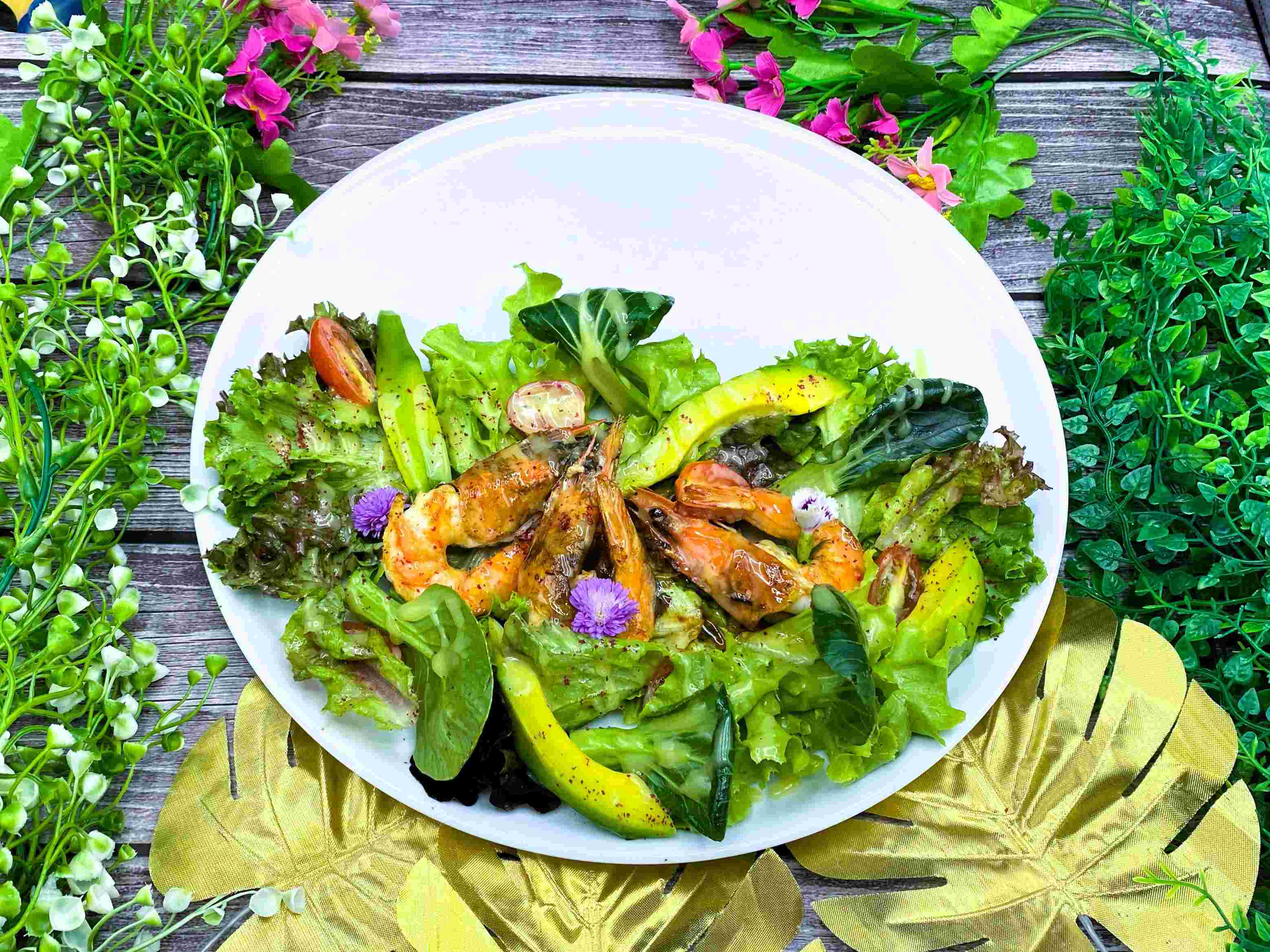 Салат авокадо с тигровыми креветками