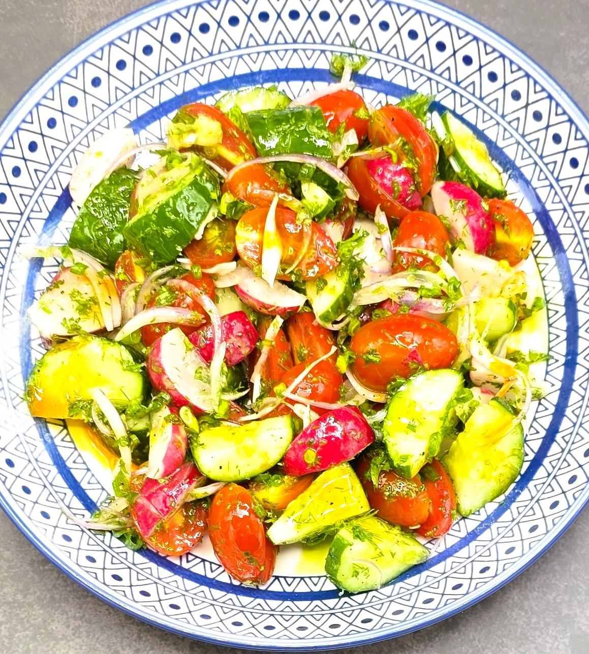 Салат из свежих овощей с ароматным маслом