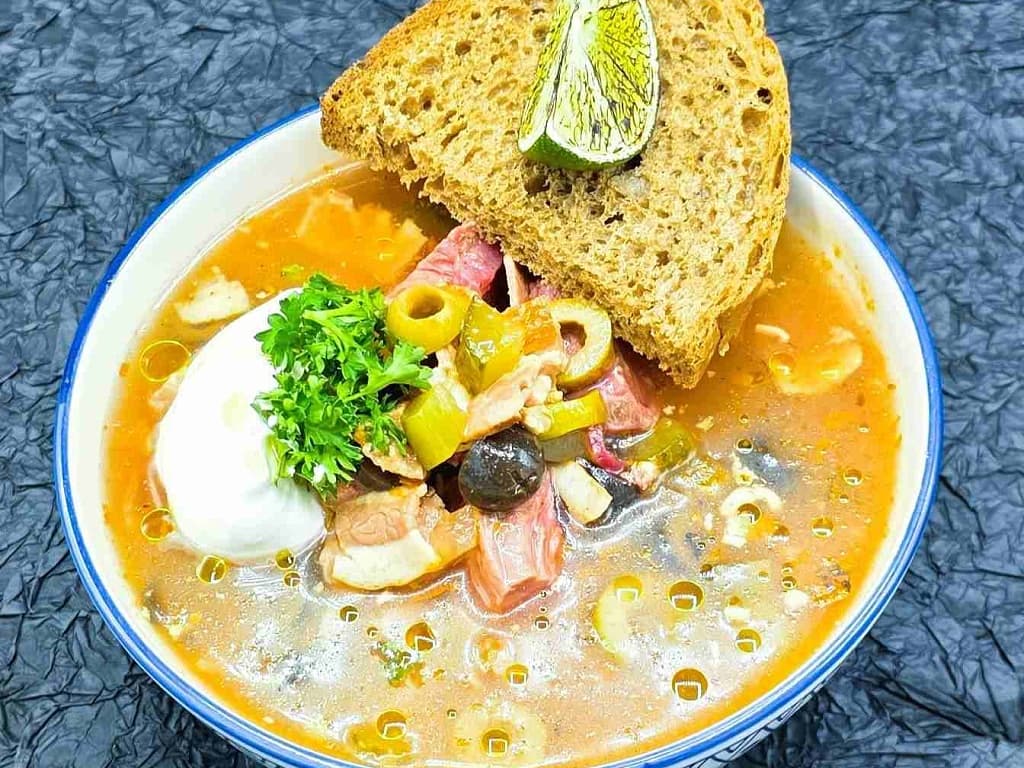 Солянка со сметаной и зеленью