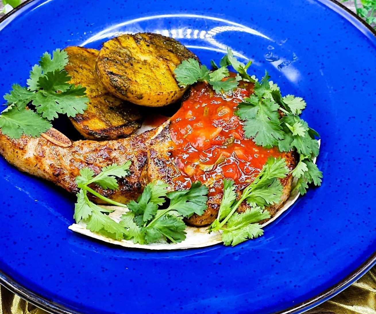 Стейк ковбой из свинины, с печеным в углях картофелем и соусом сальса