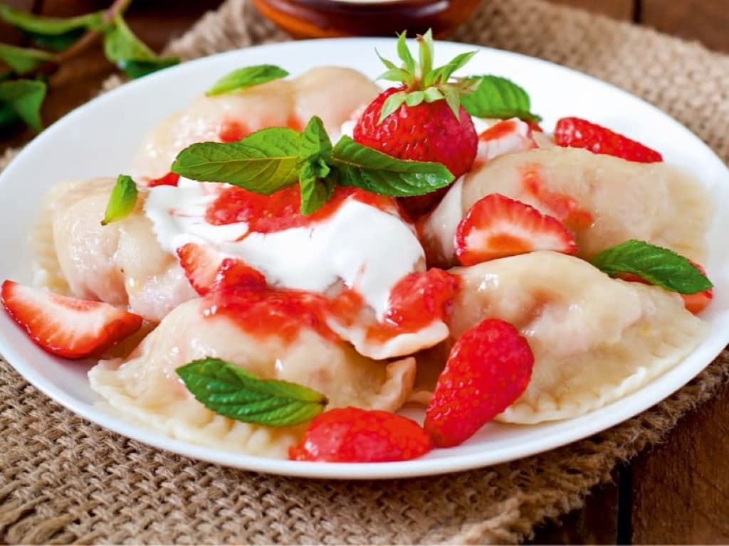 Вареники с клубникой и малиновой карамелью