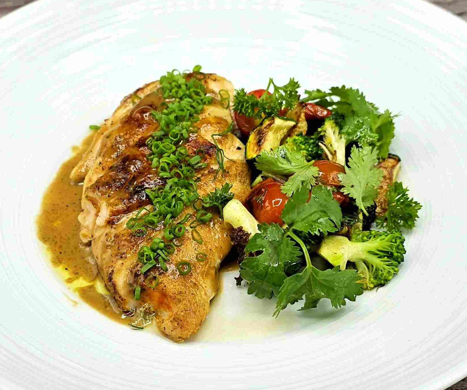 Филе куриной грудки гриль с грибным соусом и жареными овощами