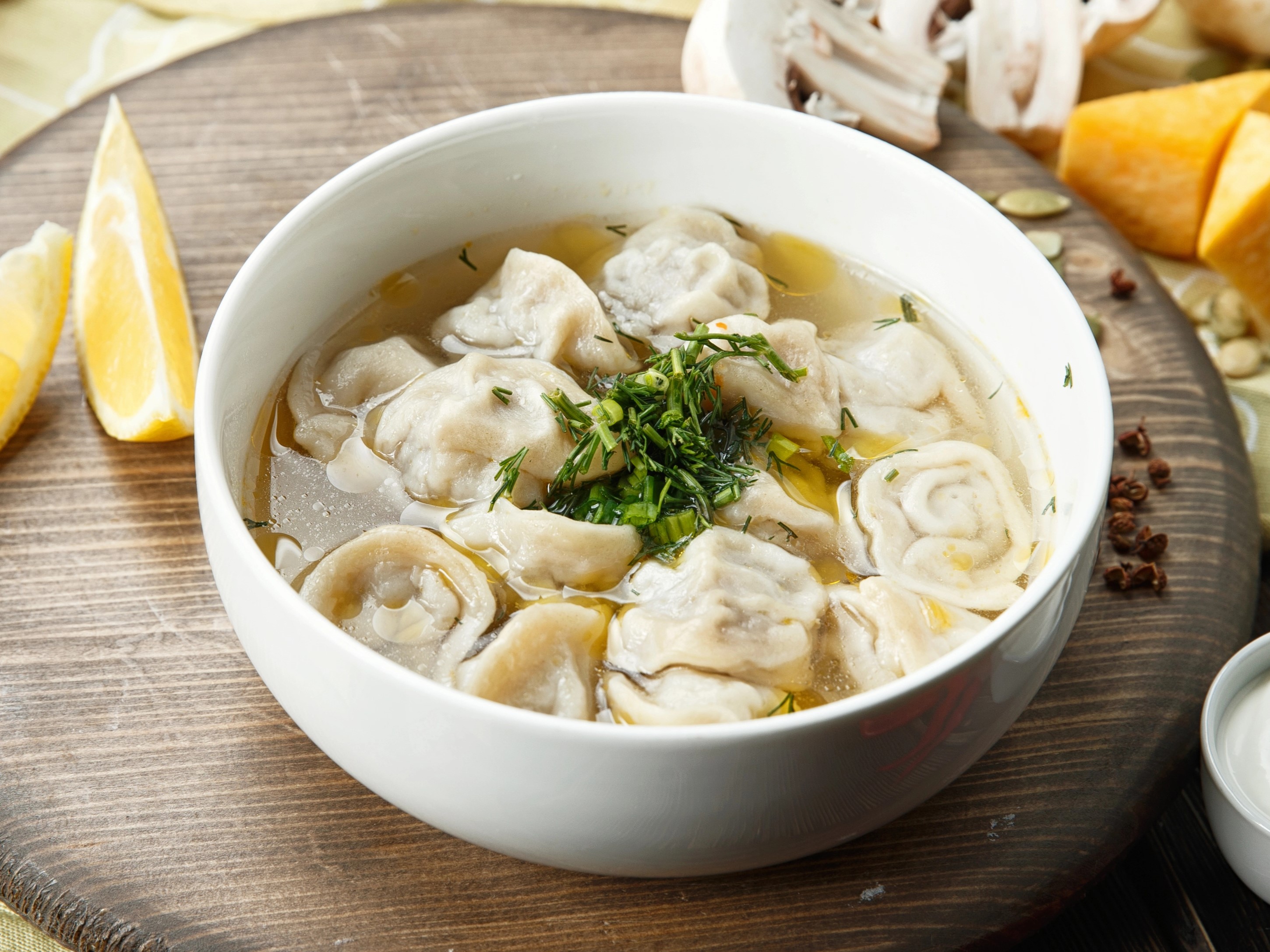 Пельмени с австралийской бараниной в курином бульоне