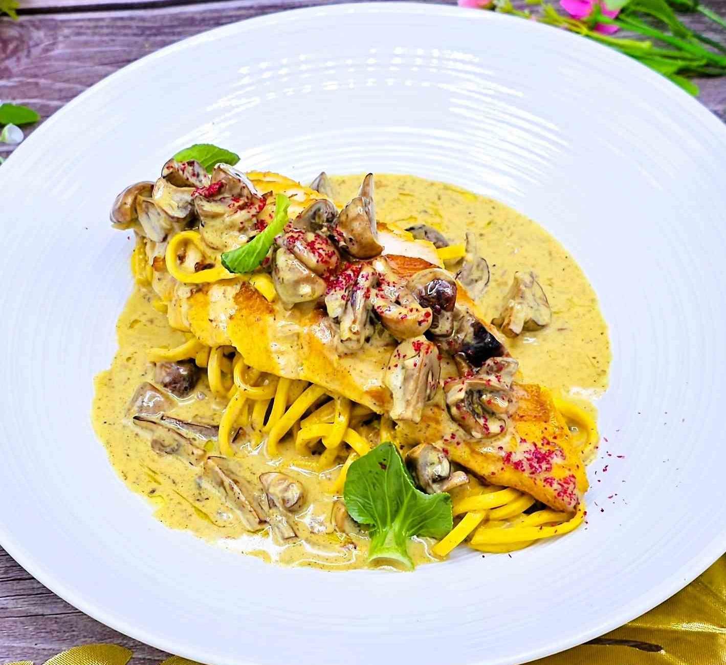 Паста с курицей и грибами в сливочном соусе
