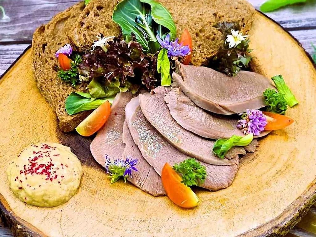 Язык с домашним хреном, тостами, зеленью и помидорами черри