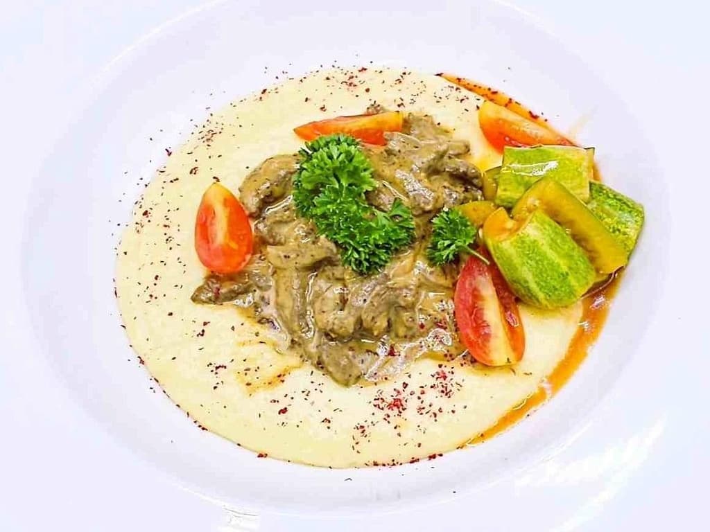 Бефстроганов с мятым картофелем дижонской горчицей, огурцами, сливками и томатами черри