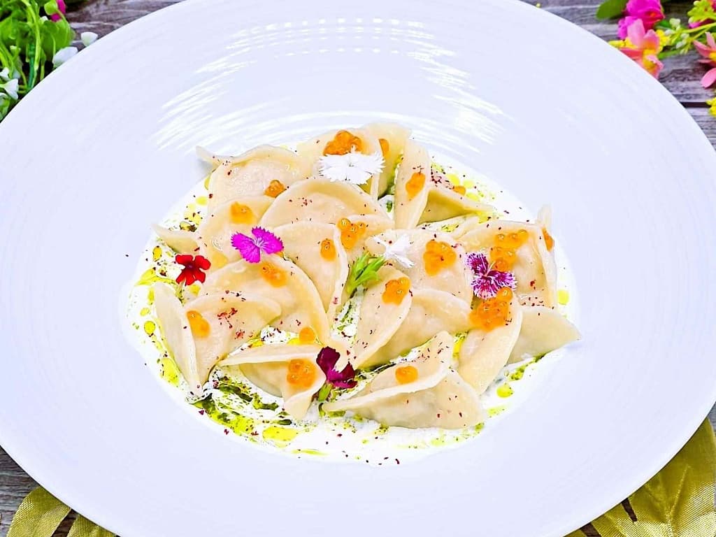 Пельмени с диким лососем и соусом из красной икры
