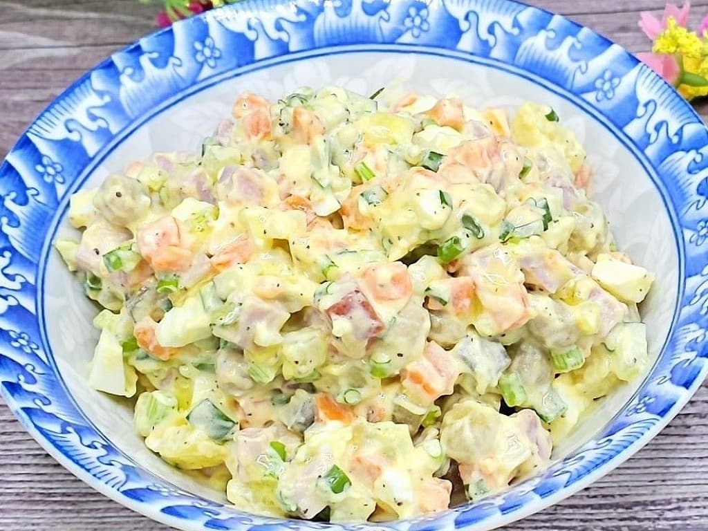 Cалат оливье с домашним майонезом и копченой ветчиной