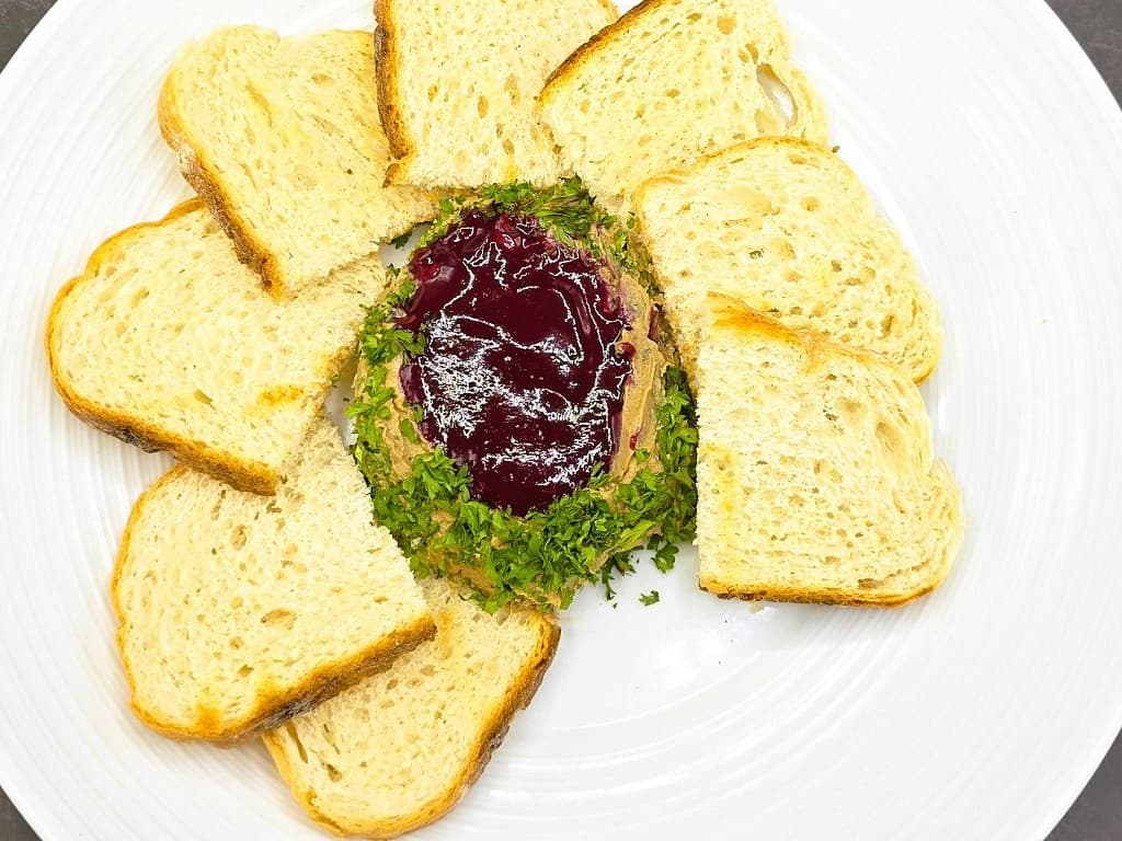 Куриный паштет с ягодным соусом