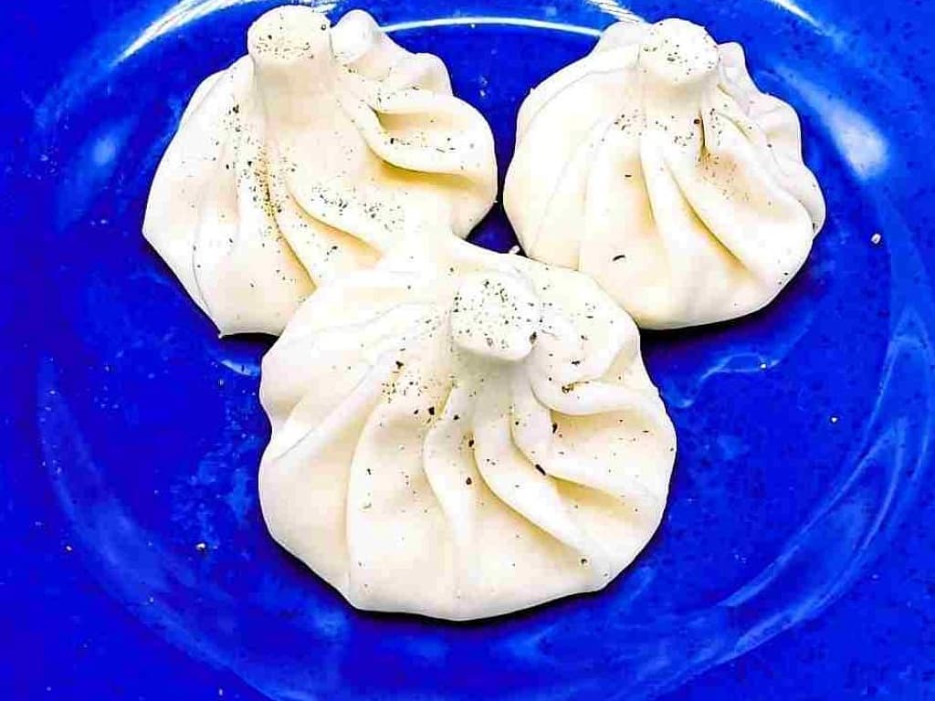 Хинкали с креветками, сыром и томатами 