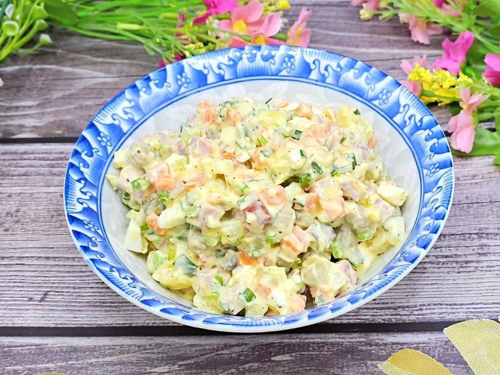 Cалат оливье с домашним майонезом и копченой ветчиной